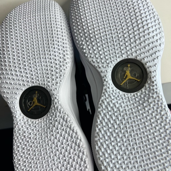 Nike Air Jordan XXXIII Black White University Red Metallic Gold woman 7-8 - Picture 3 of 10